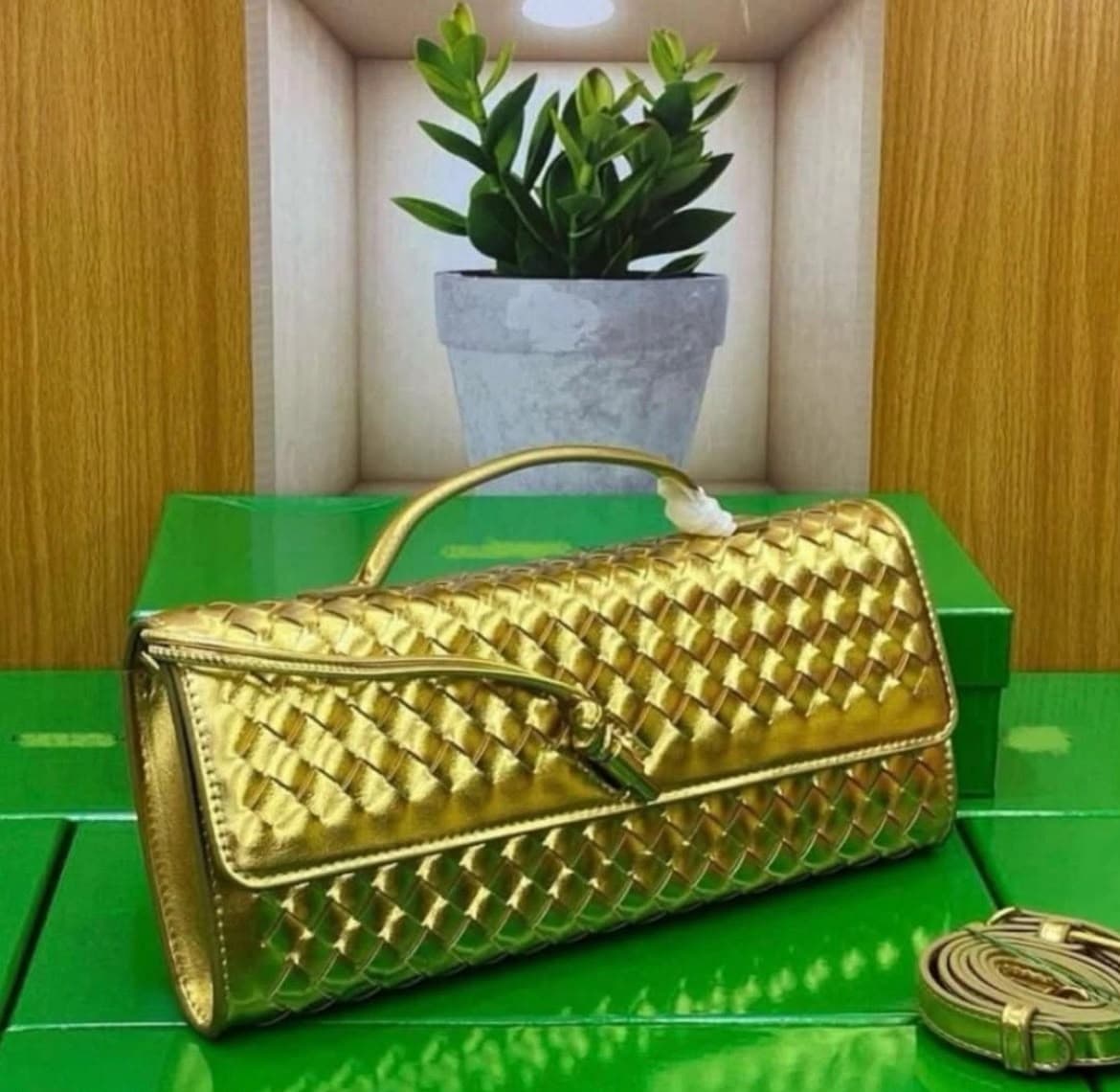 BOTTEGA VENETA CLUTCH (FULLY BOXED) photo 1